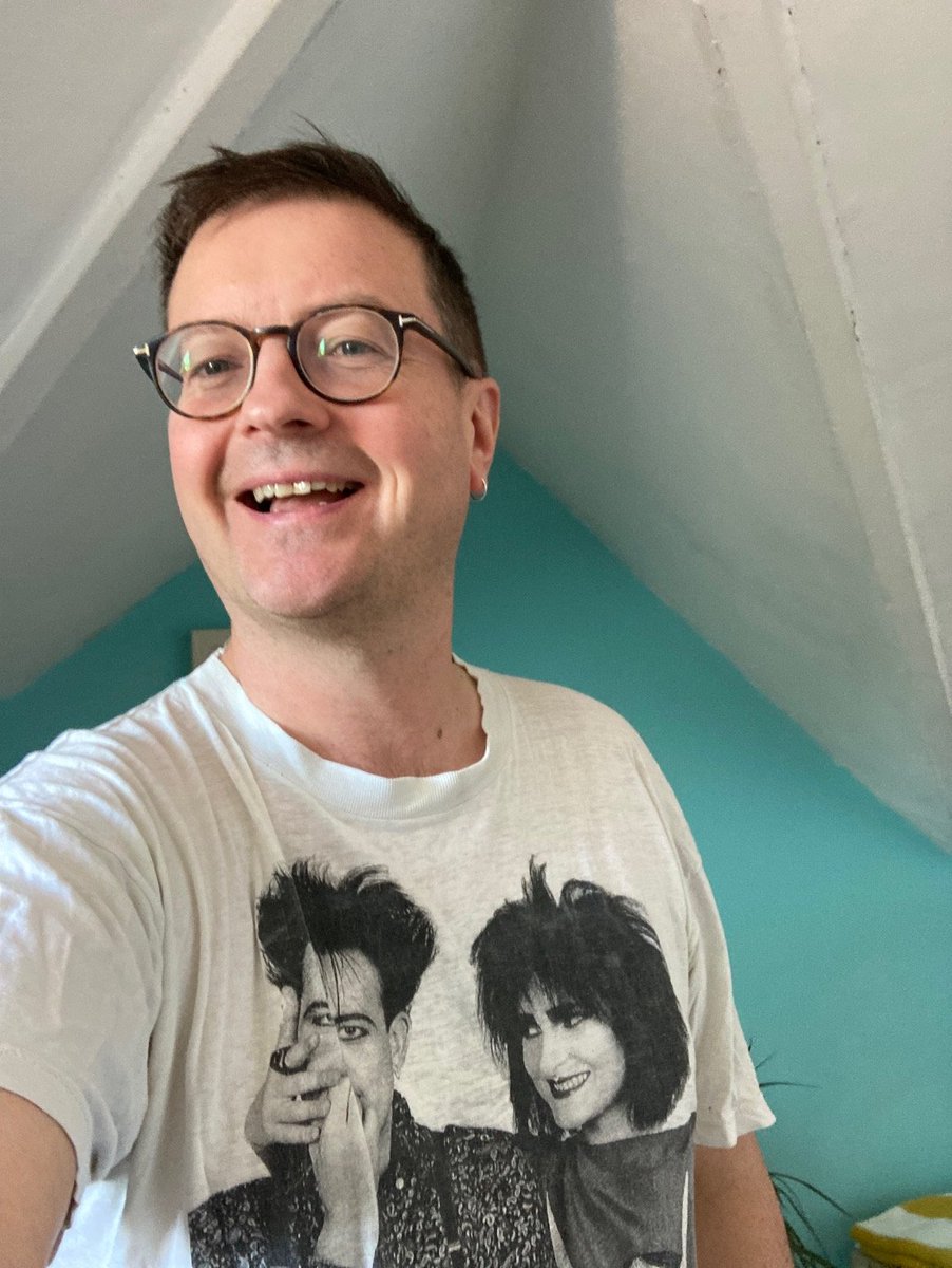 mantony1974's tweet photo. Rocking my #Siouxsie and #RobertSmith bootleg from Leeds Market circa 1990
Image © #tomsheehan
#TheCure #Siouxsieandthebanshess #banshees

#TShirtDay 
@BBC6Music https://t.co/aqtuW2xxt7