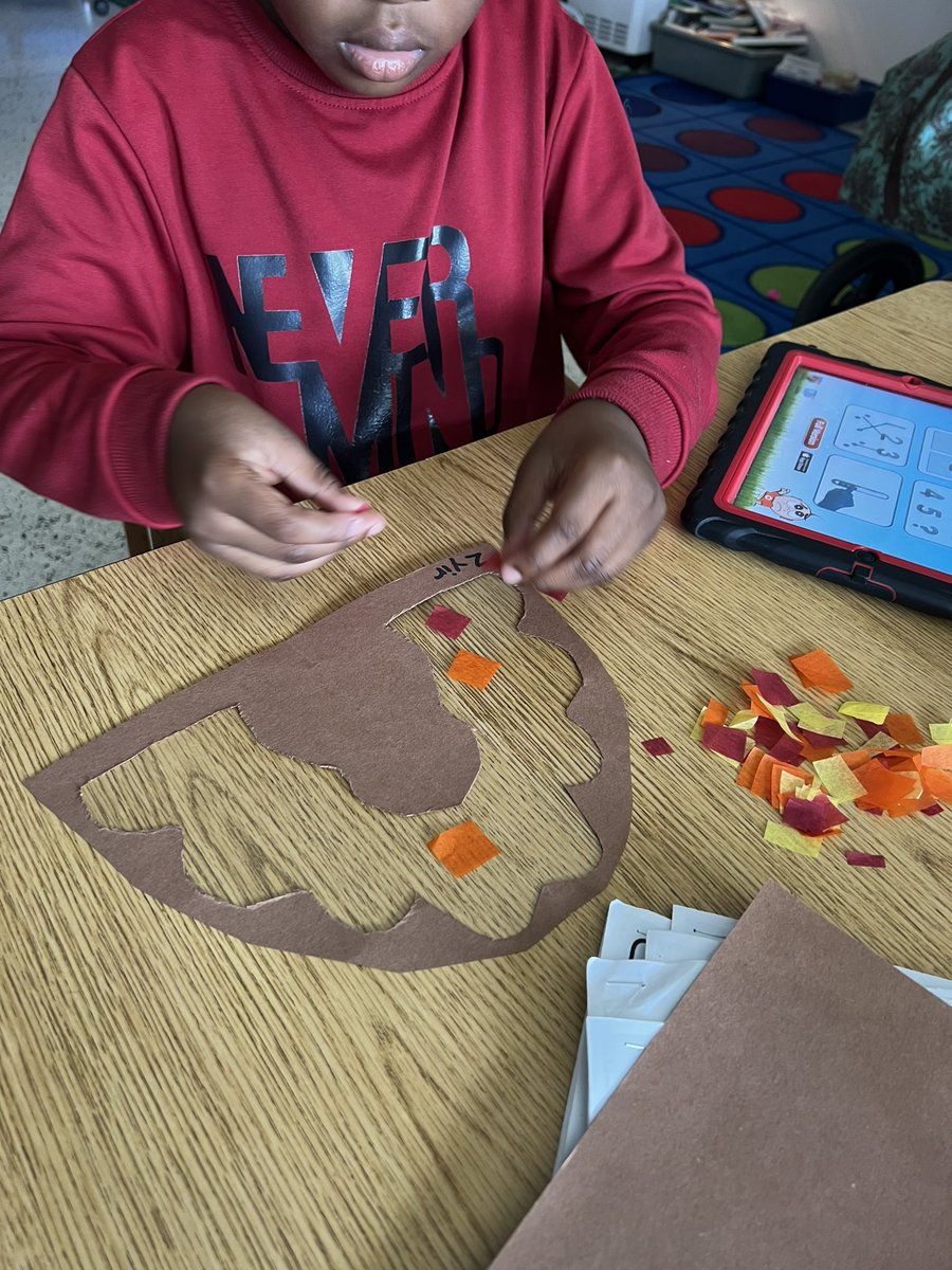 catharrell's tweet photo. Making our annual stain glass turkeys for our window. @WoodchuckWorld @vbcpsopec https://t.co/nxMHIvLEKz