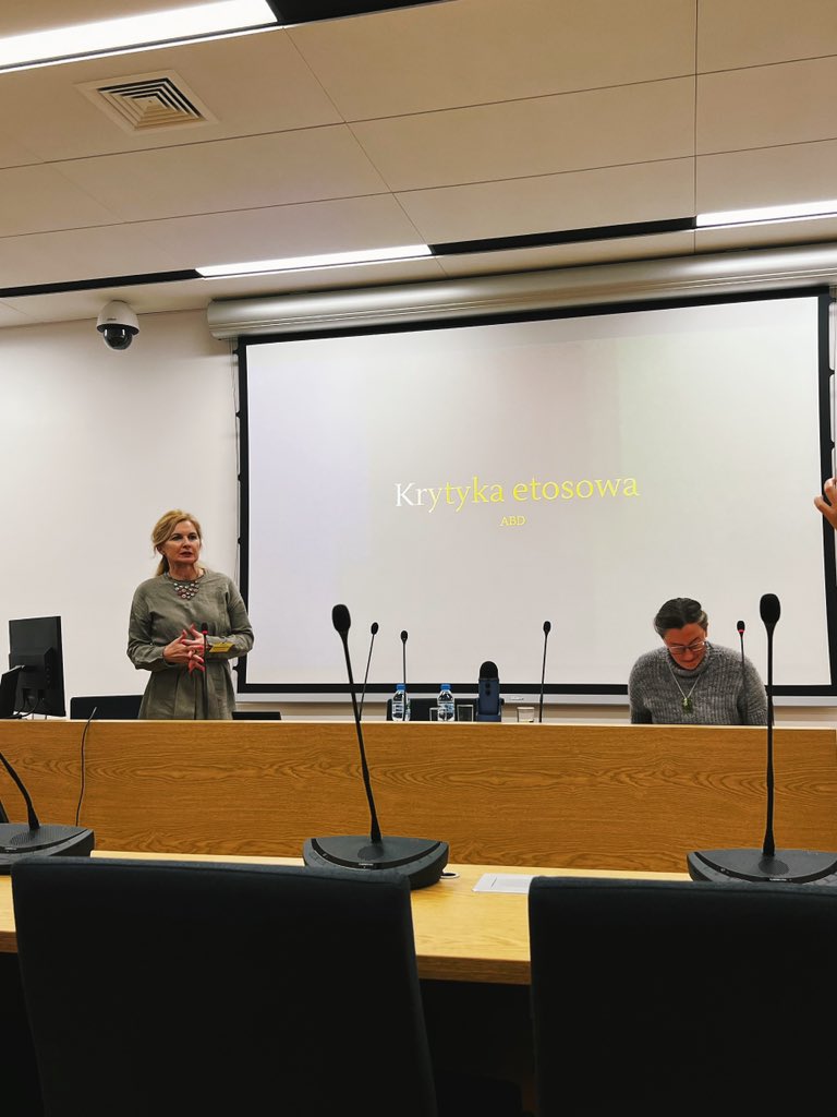 pracowniars's tweet photo. Jesteśmy na konferencji Logos-Etos-Patos - Retoryka i argumentacja, organizowanej przez Polskie Towarzystwo Retoryczne i stowarzyszenie ArgDiaP. Na zdjęciu referat prof. Agnieszki Budzyńskiej-Dacy „Ethos retoryczny a gatunek”. https://t.co/FXY81RiI9V