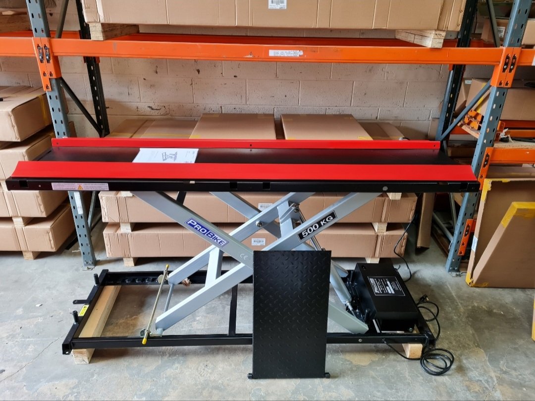 ProBikeUK's tweet photo. That's one of our EHS500 lifts getting ready to be shipped to @FEBrooklands this afternoon for next day delivery 🚚
Hopefully it'll get plenty of use and we'll have a few more young motorcycles technicians out there in the future 🔧
#ProBike #college #Worksops #future #tech 🧰 https://t.co/Ux5LM4wOta