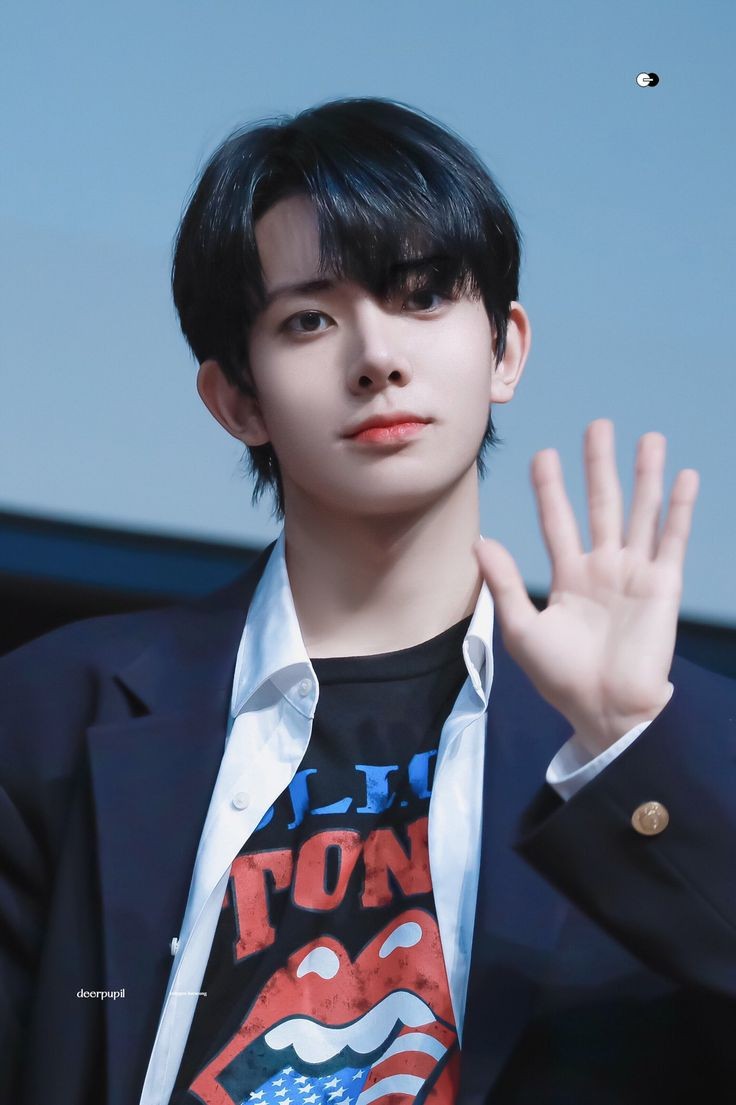 ziniztier's tweet image. "Nah, materi selesai! Tepat sekali dengan waktu pelajaran telah habis nih."
 
"Jangan lupa untuk mengisi presensi sebelum meninggalkan kelas ya. Sampai jumpa kawan-kawan!"
 
Pemuda itu tersenyum, melambaikan tangan bersamaan lampu yang kembali terang.