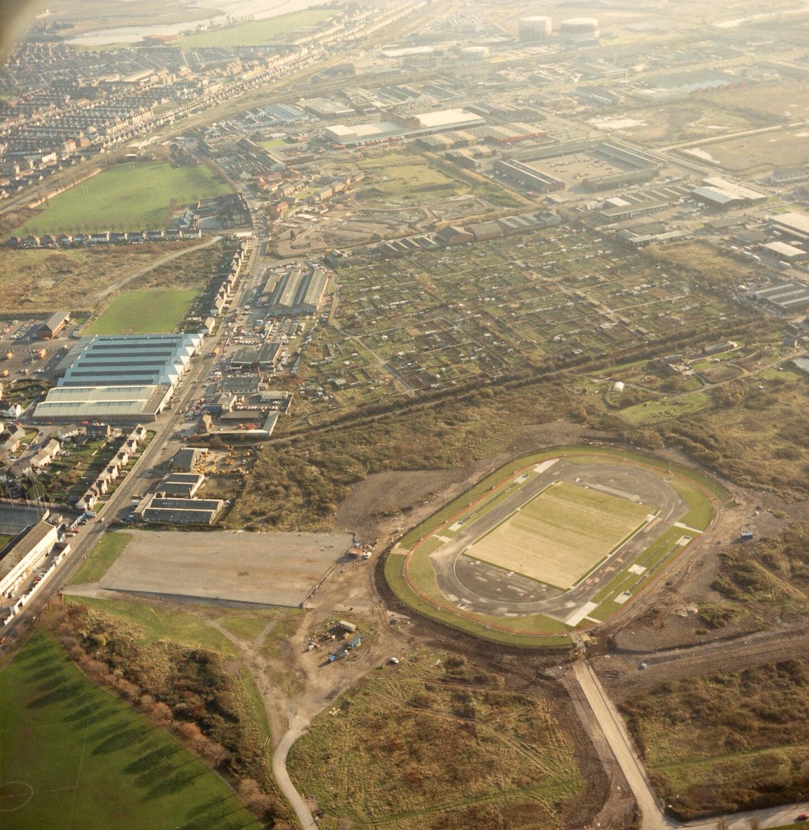 GlamArchives's tweet photo. This aerial photograph comes from the #Cardiff Bay Development Corporation collection.
It provides a view over #Leckwith, showing the old athletics stadium, a corner of Ninian Park, the allotments, and the site today of Glamorgan Archives. https://t.co/pLuZ5fISJs