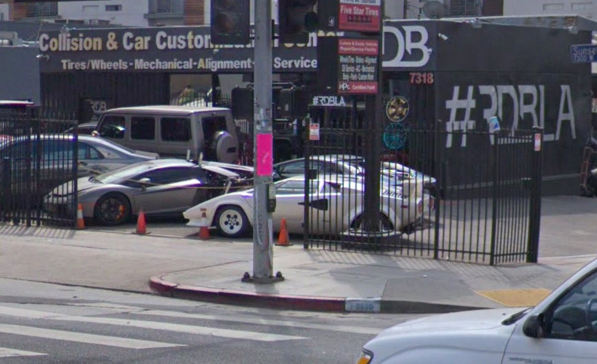 Cars_SV's tweet photo. This is the old RDBLA headquarters, and there's a few gems on the archives from there. This beautiful Lamborghini Countach is in much better shape than the Aventador next to it
Los Angeles, California, USA - #SV_Supercars #SV_Classics https://t.co/rkdxx3hyFz
