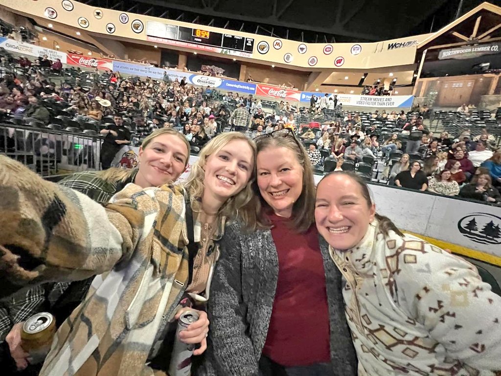 kellyschultz's tweet photo. What a blast! Nothing better than watching live music with my BSU Beavers Fam! Thanks @dustinlynch & @KingCalaway for putting on a fantastic show. Thanks Britt, Emma & Sarah for #OneHellOfANight ⬅️ (See what I did there) Now I'm ready for a busy weekend of @BSUBeavers sports. https://t.co/smmVeSfiT8