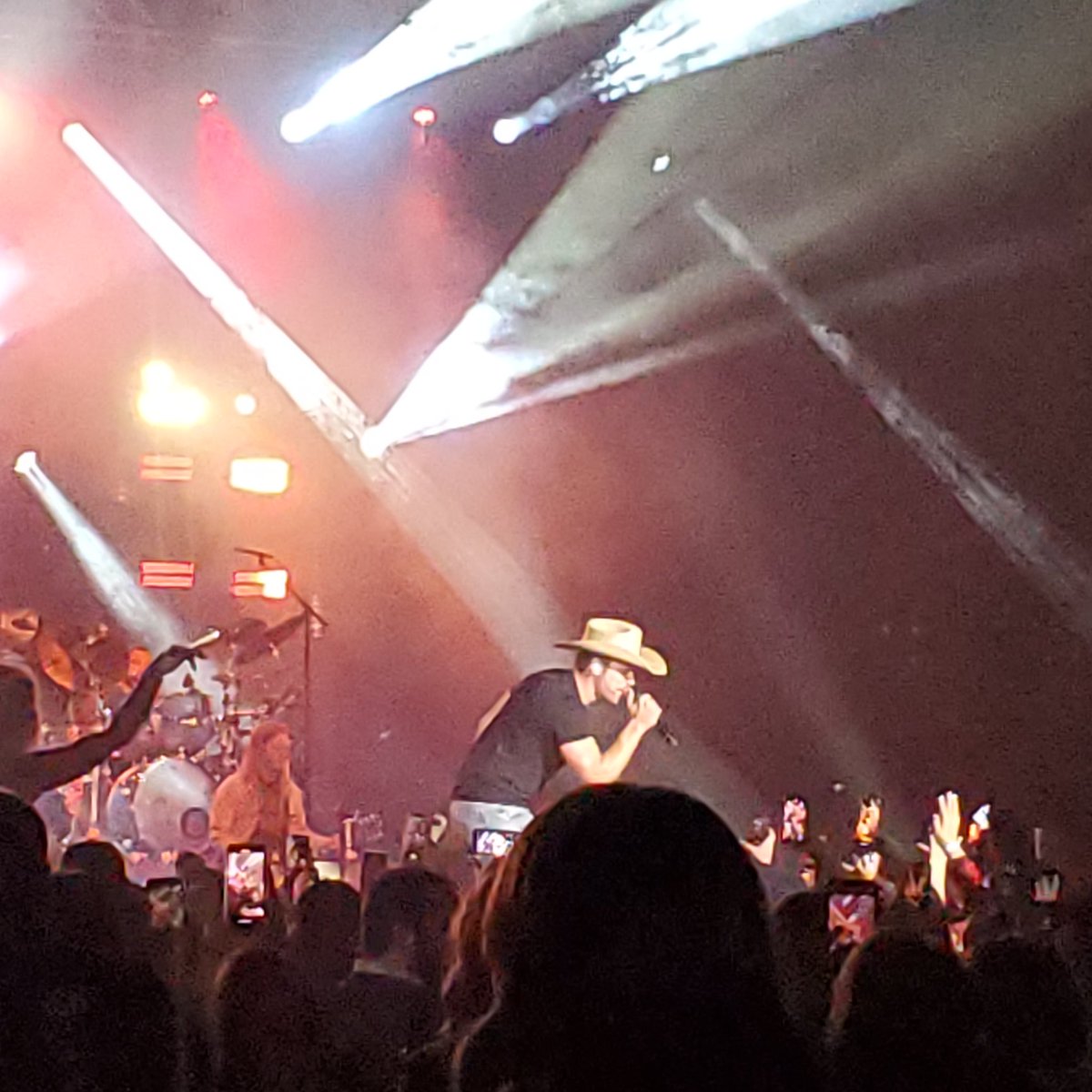 kellyschultz's tweet photo. What a blast! Nothing better than watching live music with my BSU Beavers Fam! Thanks @dustinlynch & @KingCalaway for putting on a fantastic show. Thanks Britt, Emma & Sarah for #OneHellOfANight ⬅️ (See what I did there) Now I'm ready for a busy weekend of @BSUBeavers sports. https://t.co/smmVeSfiT8
