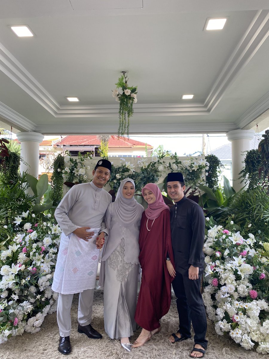 Daniaamani's tweet photo. Oct was such a rush &amp; a blur - but my primary school sweetheart got married to her sweetheart, so that was a win. Here’s hoping that November is better. Amin YRA. https://t.co/Zu3SAGOy2p