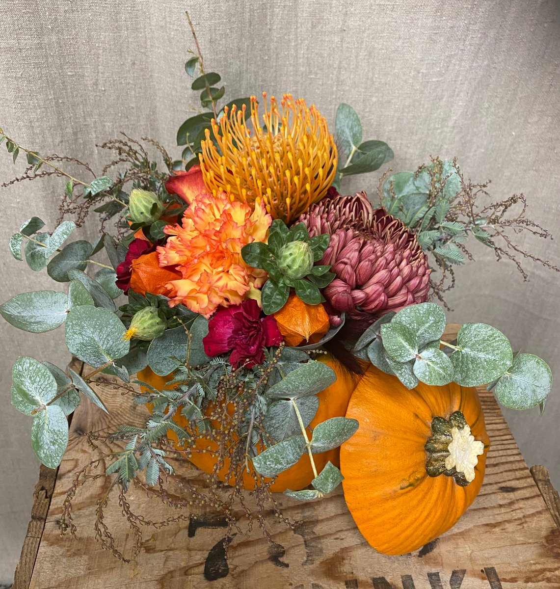 Viimeviikkoisella kurssilla väkästelty kurpitsa-asetelma säilyi kuin säilyikin pyhäinpäivään 😊🌼👏🏻