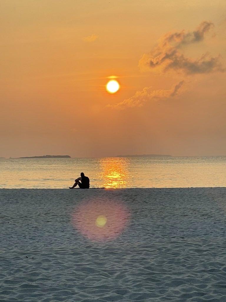 EmmaRich92's tweet photo. Last day in paradise! Maldives is such a beautiful place. Sunrise this morning at 5am https://t.co/eGJmxOUHmu