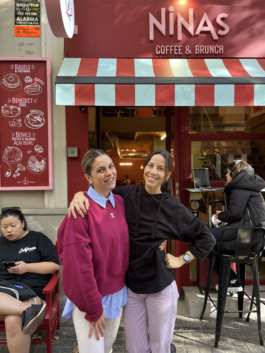 Bcnsingular's tweet photo. Sempre em passa el mateix, quan vaig de #brunch. No sé si triar dolç o salat. I acabo triant dolç i salat. A la cafeteria Ninas (Entença 116) -oberta fa 8 mesos per dues argentines- tant el 'bagel' de la casa com els #pancakes amb dolç de llet m'han entusiasmat #NovaEsquerra https://t.co/wLzRoOVQvW