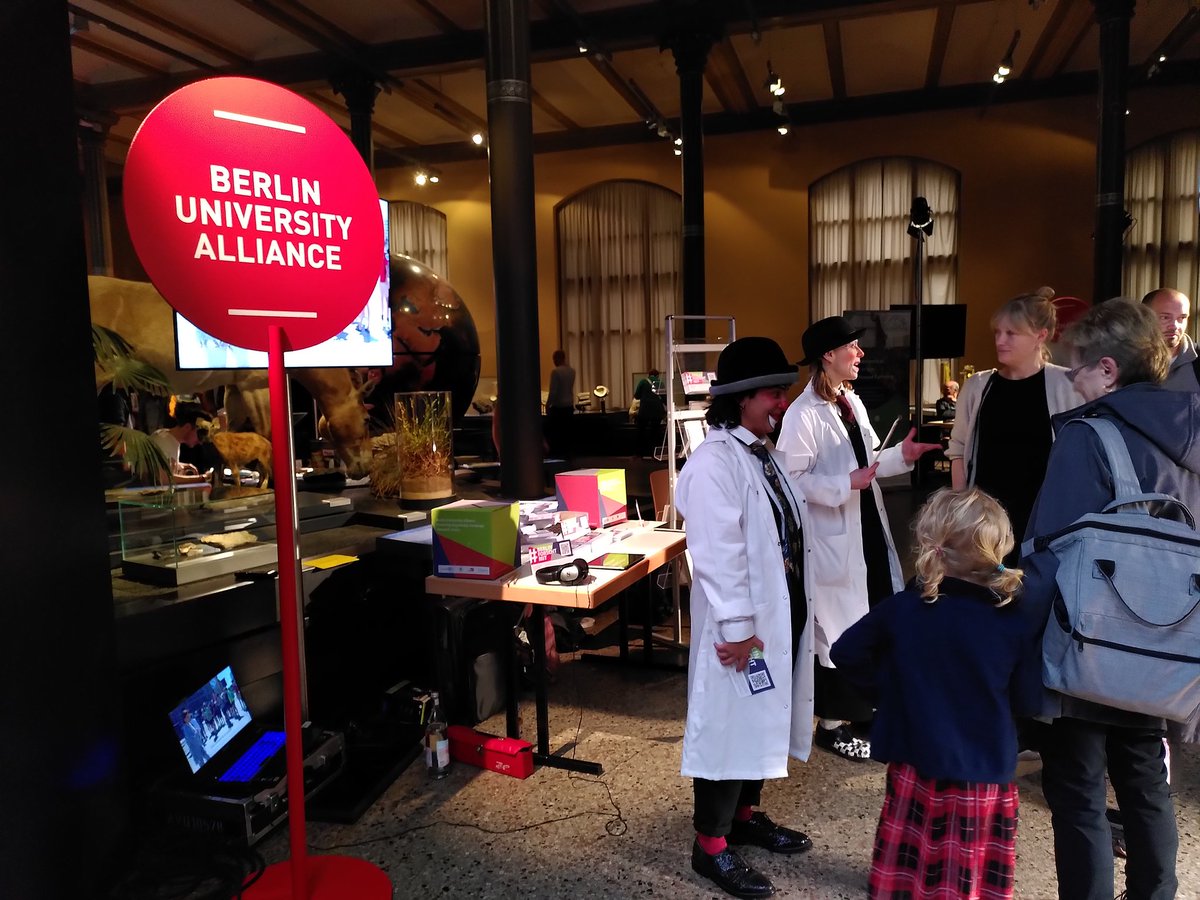 InaOpitz's tweet image. #Berlinforschtmit ist heute bei der @BerlinSciWeek . Was tut ein Clown im Museum? Fragen für neue Forschung sammeln. Und digital jederzeit auf berlinforschtmit.de