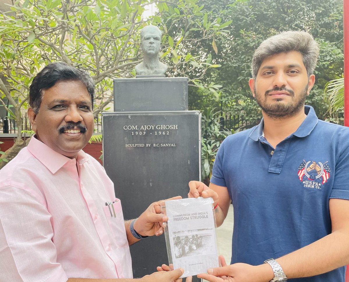 WriterRavikumar's tweet photo. CPI அலுவலகத்தில் தோழர் விவேக் என்னை சந்தித்து அவரும் மற்ற தோழர்களும் இணைந்து எழுதிய சிறு நூலொன்றை அளித்தார் https://t.co/MA7ki0UGJa