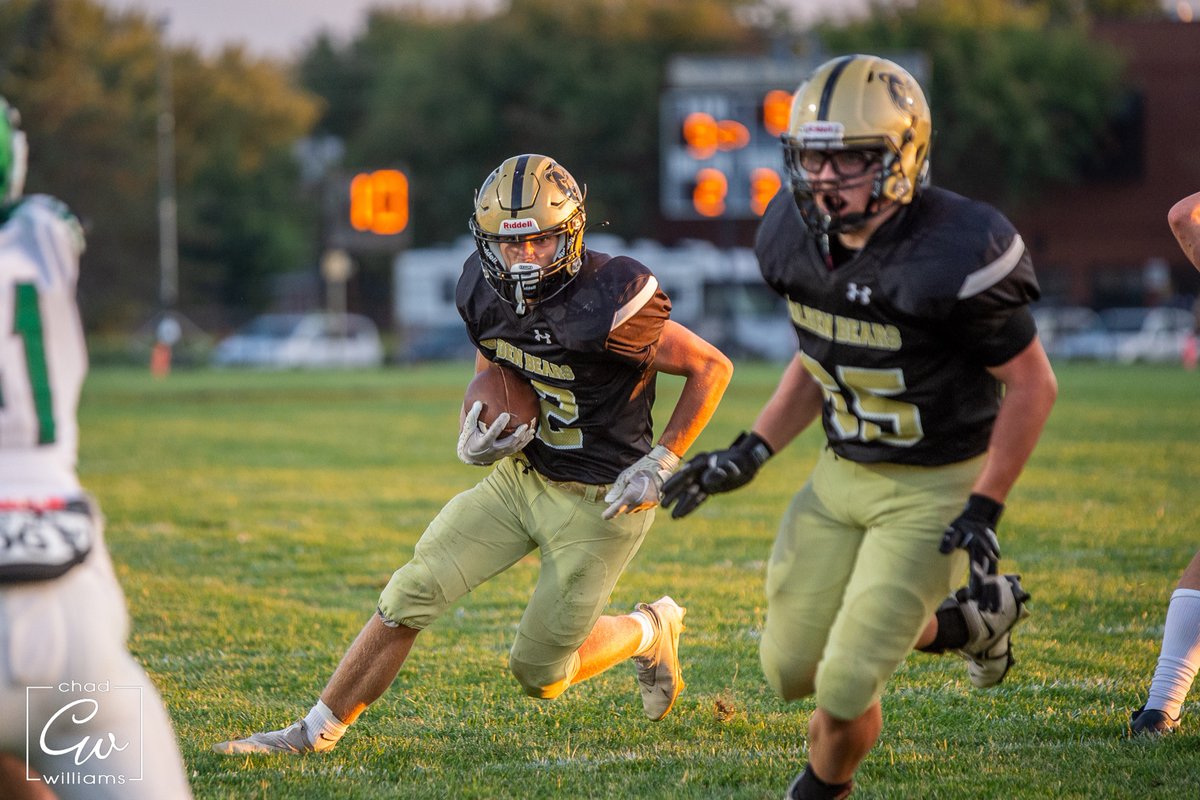 SHSBears_FB's tweet photo. Happy Birthday, Brayden Schultz! "Schultzy" played OL/LB for our 2022 Golden Bears. Attached is a photo of Schultz leading @axel_conover on a play against New Castle. Enjoy your day &amp; keep working hard, Schultzy! #AttitudeCharacterEffort #GoBears https://t.co/QJCDUu7i7d