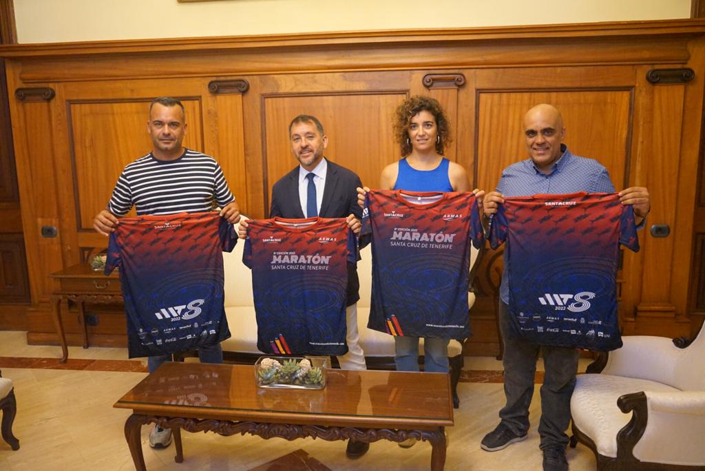 Hoy hemos presentado en el Ayuntamiento la 8° edición de la Maratón Internacional de Santa Cruz de Tenerife Naviera Armas con el Alcalde <a href="/BermudezSCT/">José Manuel Bermúdez</a> y Alicia Cebrián, Concejala de Deportes del consistorio capitalino, acompañados de <a href="/Dario_Dorta/">Darío Dorta</a> y <a href="/cesar_dorta/">Cesar Dorta</a>, organizadores.