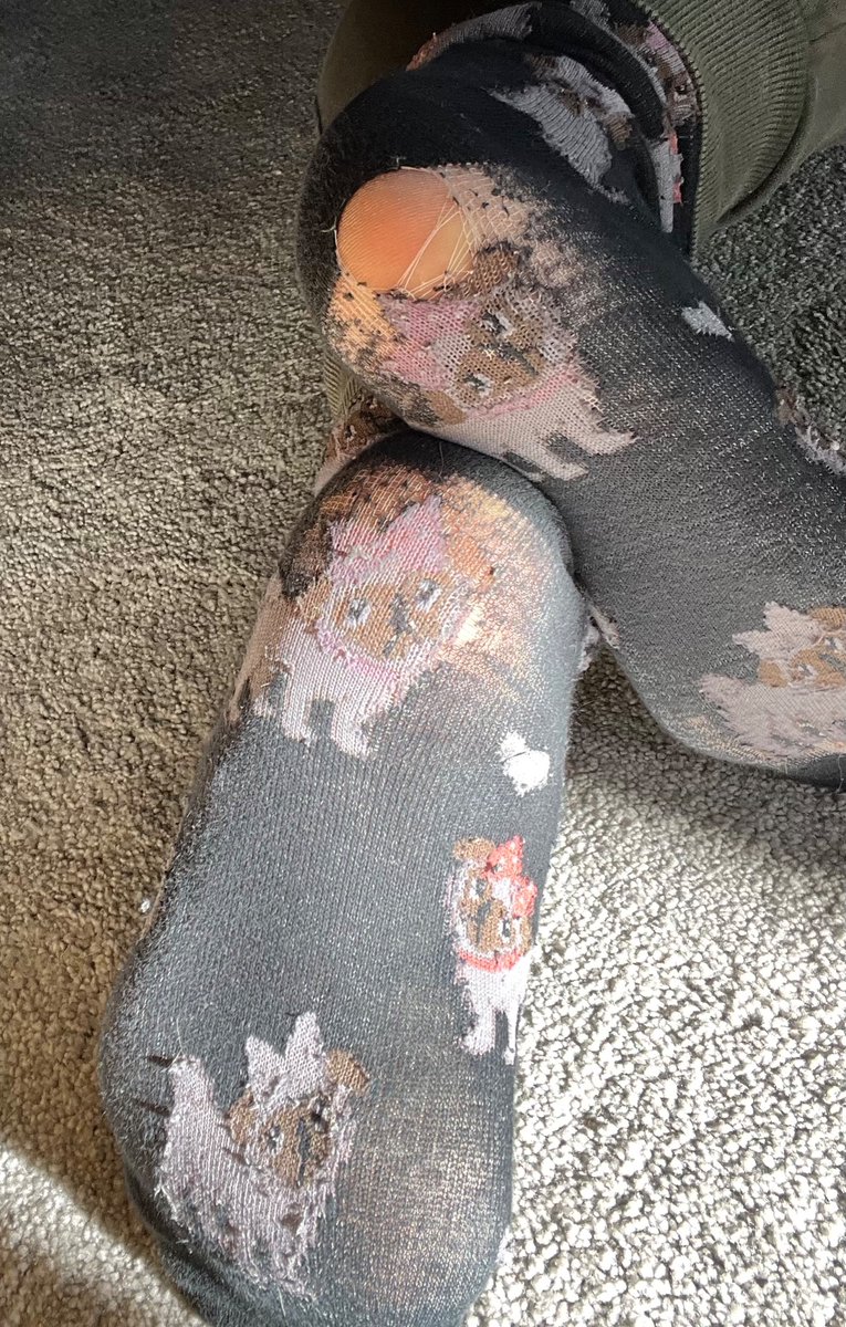 AlexaMcfarlane's tweet photo. I thought I had something sticky stuck to my sock whilst shopping in my Doc Martins, I then realised my socks could not contain my soles any longer! #tiredsocks #holeysocks #oldsocks #feetandsocks #blacksocks #doggysocks #pinksoles https://t.co/jhV1ng6RTo