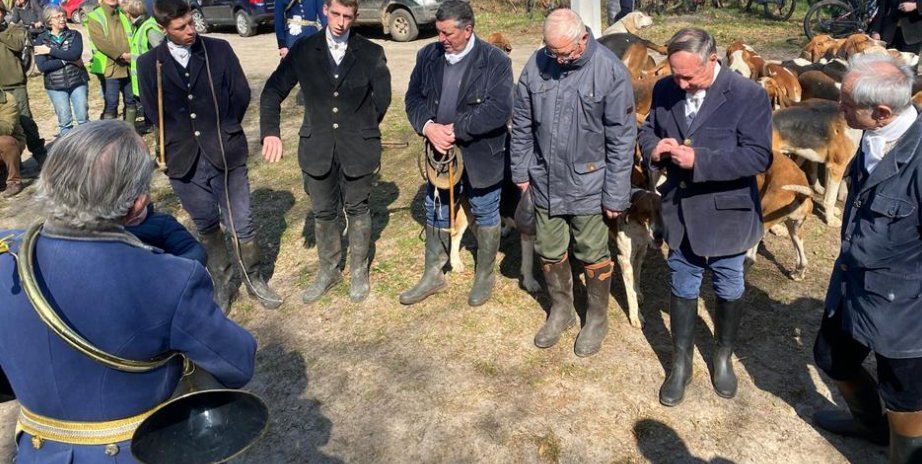 TomDrach's tweet photo. aux autres suiveurs etc.
Et sans trop tarder, c’est l’heure du rapport !
Tout ceux qui on fait le bois le matin même s’alignent, se décoiffent.
Chacun leur tour, ils vont décrire ce dont ils ont eu connaissance, avec le plus de précision possible, (7/15) https://t.co/JUhEc2LLrg