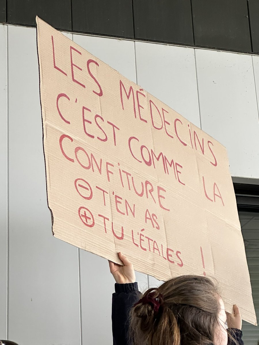 Romi36500's tweet photo. Les étudiants en médecine de @CHULimoges @unilim manifestent contre la #PLFSS et la #coercition de la #4emeAnneeMG #CauchemarEnMedecine https://t.co/h9FYQkFHWL