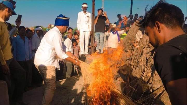 RahulDevAzad007's tweet photo. ओमप्रकाश भाई की अंतिम इच्छा थी कि उनका अंतिम संस्कार बड़े भाई एडo चन्द्रशेखर आजाद जी करें।
भाई ओमप्रकाश की अंतिम इच्छा पूरी हुई अब न्याय दिलाकर ही लड़ाई खत्म होगी।

अलविदा भाई 🙏 #ओमप्रकाश_रेगर 😢
@BhimArmyChief @Vndnason https://t.co/e3QCbGhUNE
