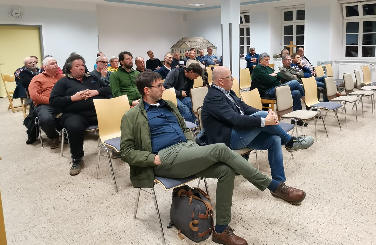 BWV_NET's tweet image. Der #BWV-Kreisverband Bernkastel-Wittlich und der Ortsverband Enkirch, diskutieren gemeinsam mit Dennis Junk, MdL, rd. 40 Winzern und Vertretern des DLR Mosel über #Bewässerung und Wasserspeicher für einen zukünftigen #Weinbau an der #Mosel. #Riesling #Winzer #Wein