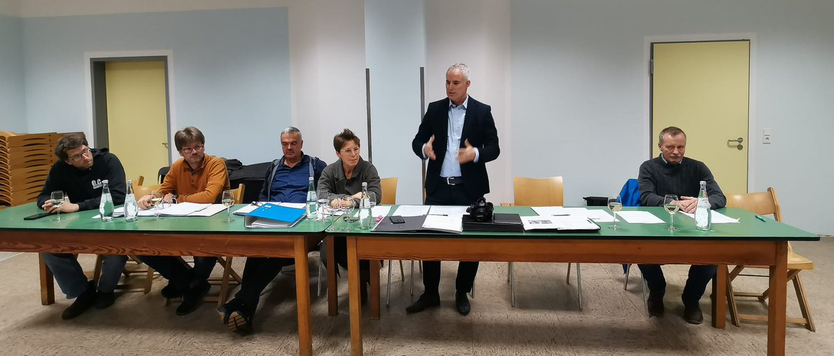 BWV_NET's tweet image. Der #BWV-Kreisverband Bernkastel-Wittlich und der Ortsverband Enkirch, diskutieren gemeinsam mit Dennis Junk, MdL, rd. 40 Winzern und Vertretern des DLR Mosel über #Bewässerung und Wasserspeicher für einen zukünftigen #Weinbau an der #Mosel. #Riesling #Winzer #Wein