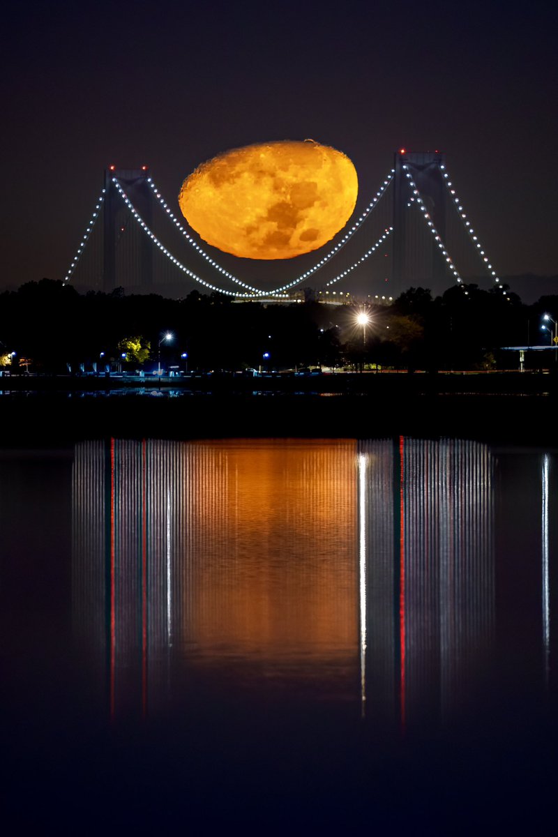 Heavy traffic delays on the Verrazano Bridge this morning, as there appears to be a Giant Moon blocking all lanes. 🤪
Perfectly aligning this morning’s setting moon at 3am
#NYC #VerrazanoBridge