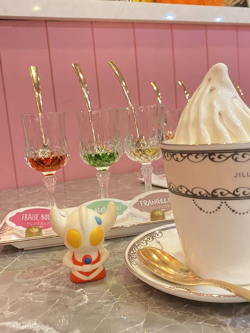 こないだ原宿の推し活カフェ行った時の写真〜((꜆꜄ *˙꒳˙)꜆꜄꜆ アクスタ撮影するの初めてだったけどアクスタって撮影しやすいんだね! 