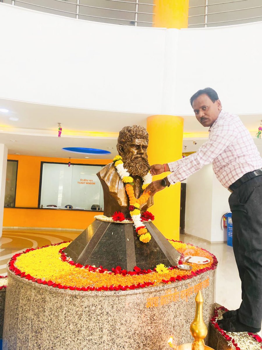 ProPanvel's tweet photo. आद्य क्रांतिवीर वासुदेव बळवंत फडके यांच्या 177 व्या जयंती निमित्ताने पनवेल महापालिकेच्या आद्य क्रांतिवीर वासुदेव बळवंत फडके नाट्यगृहात उपायुक्त श्री. कैलास गावडे  यांच्या हस्ते त्यांच्या पुतळ्यास पुष्पहार अर्पण करून अभिवादन करण्यात आले. 
#PanvelMuncipalCorporation https://t.co/2u3DIV7xoO