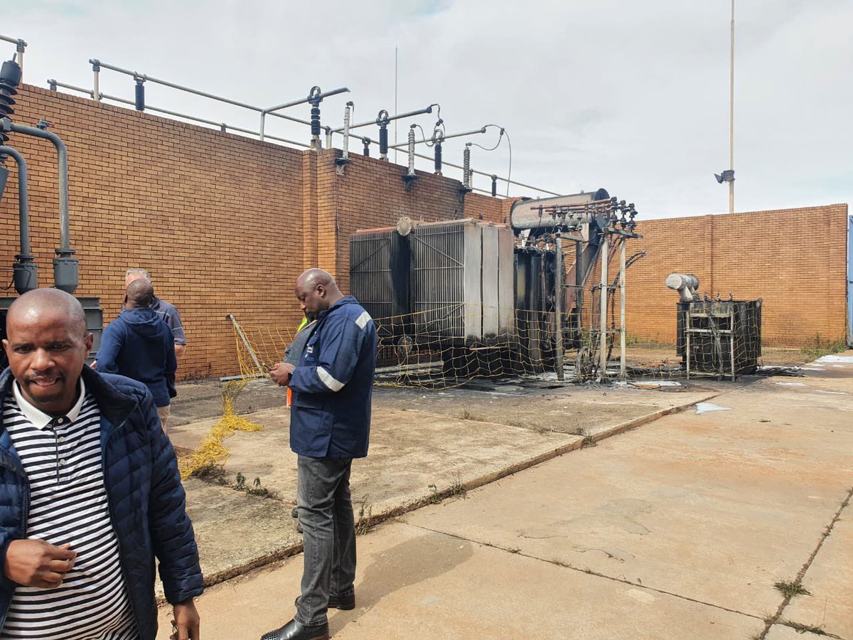 FaizelPatel143's tweet photo. #LenasiaSouth Photos of the substation in Lenasia South that caught fire on Friday. @CityPowerJhb said the cause of the fire is being investigated and that there is no estimated time of restoration of power to the affected areas. #SubstationFire @TheCitizen_News https://t.co/9eNEWRlpOw