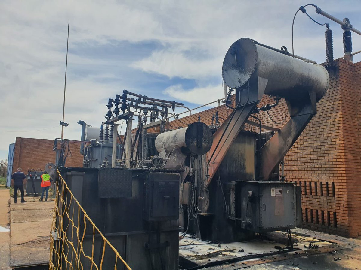FaizelPatel143's tweet photo. #LenasiaSouth Photos of the substation in Lenasia South that caught fire on Friday. @CityPowerJhb said the cause of the fire is being investigated and that there is no estimated time of restoration of power to the affected areas. #SubstationFire @TheCitizen_News https://t.co/9eNEWRlpOw