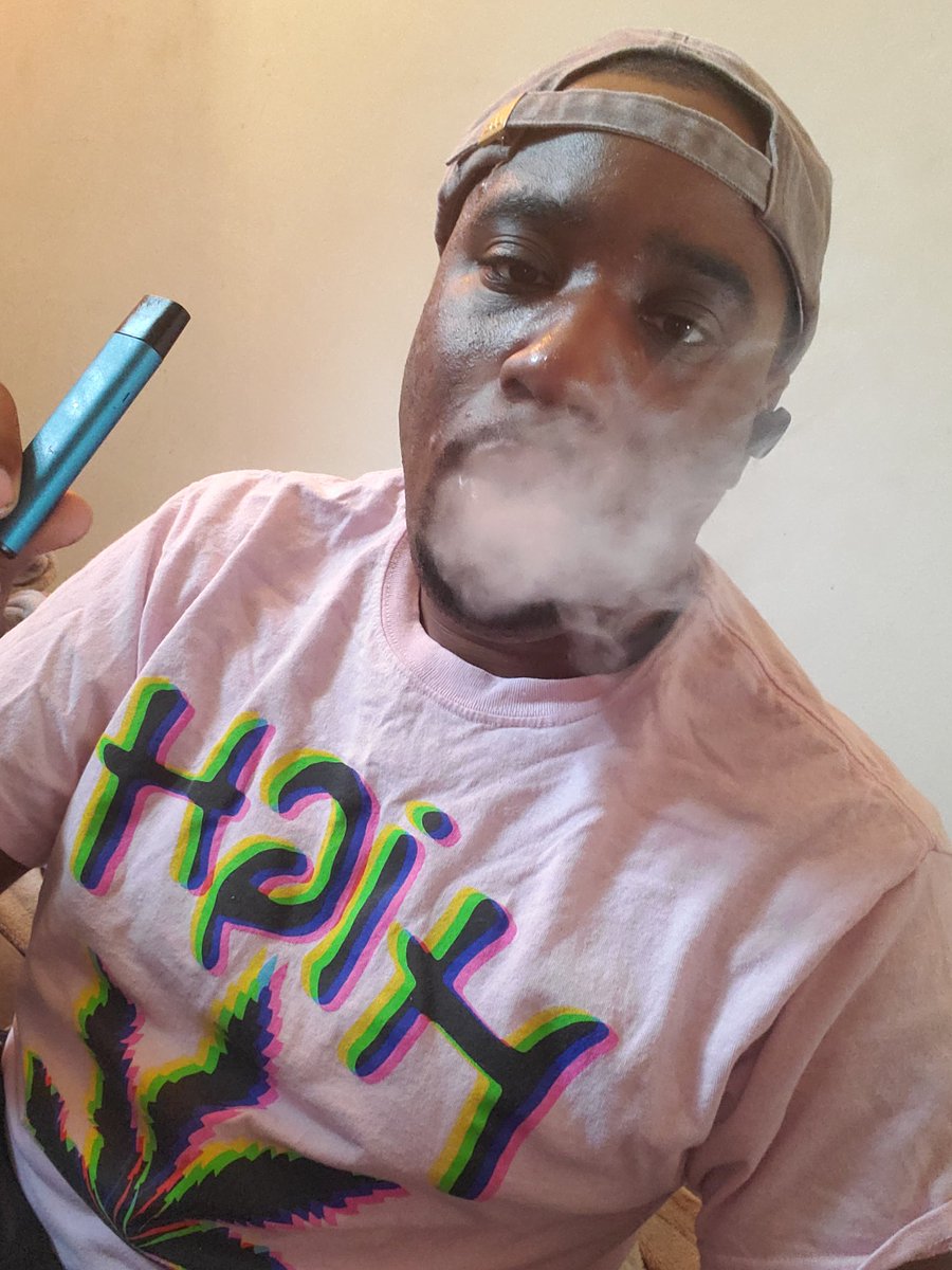 Solo420Breezy's tweet photo. 4️⃣2️⃣0️⃣ Hi😊h Friday 💨💨💨

The 🌊🌊🌊 Never Stops 

#SoloBreezy #Solo420Breezy #Greatnessiscoming #CannabisActivists #FreshT 
#High #StonerLife 🦸🏾‍♂️🌊😊💨 https://t.co/ZPOYAppVSK