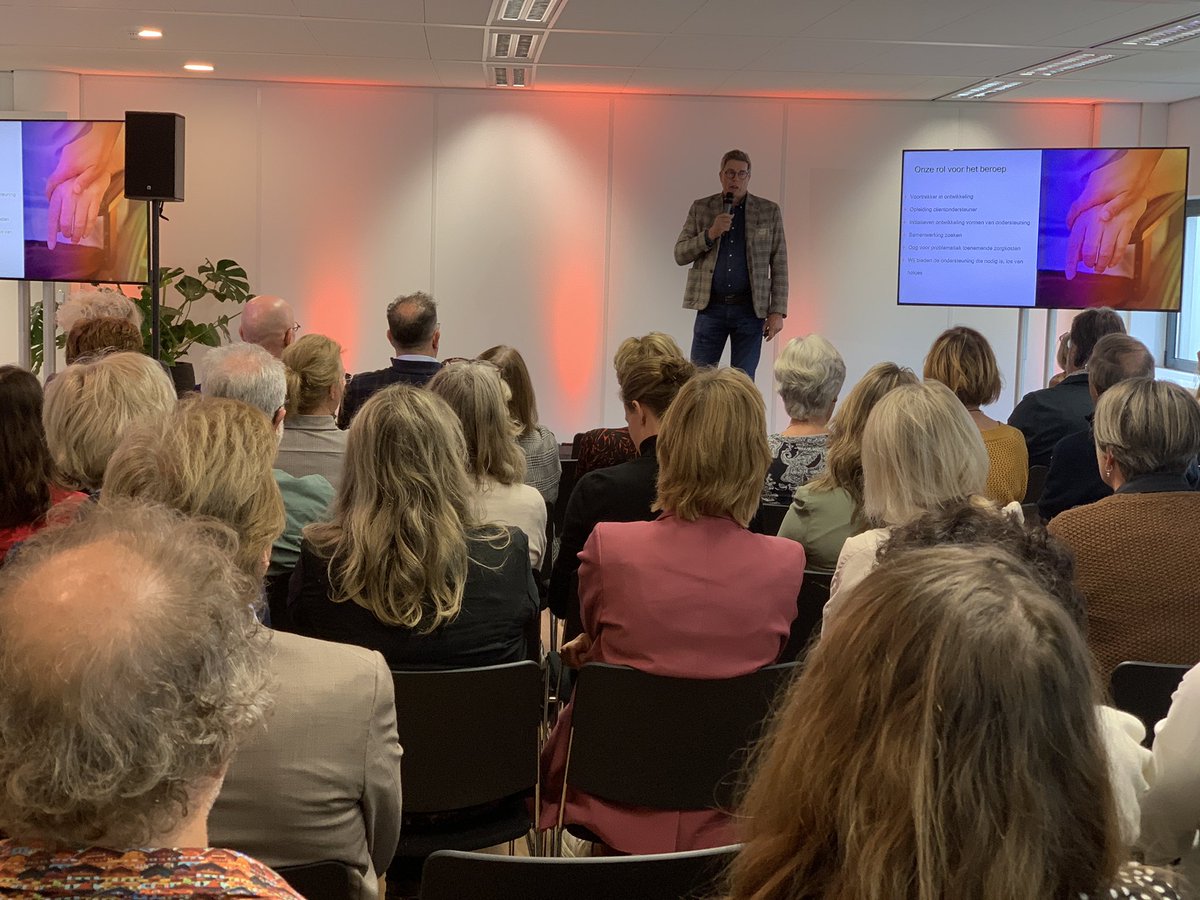 Clientonderste1's tweet photo. Wim Slot over de rol van #ClientondersteuningPLUS voor het beroep #Clientondersteuner.
#DagvandeClientondersteuning https://t.co/5HaVvpLBX4