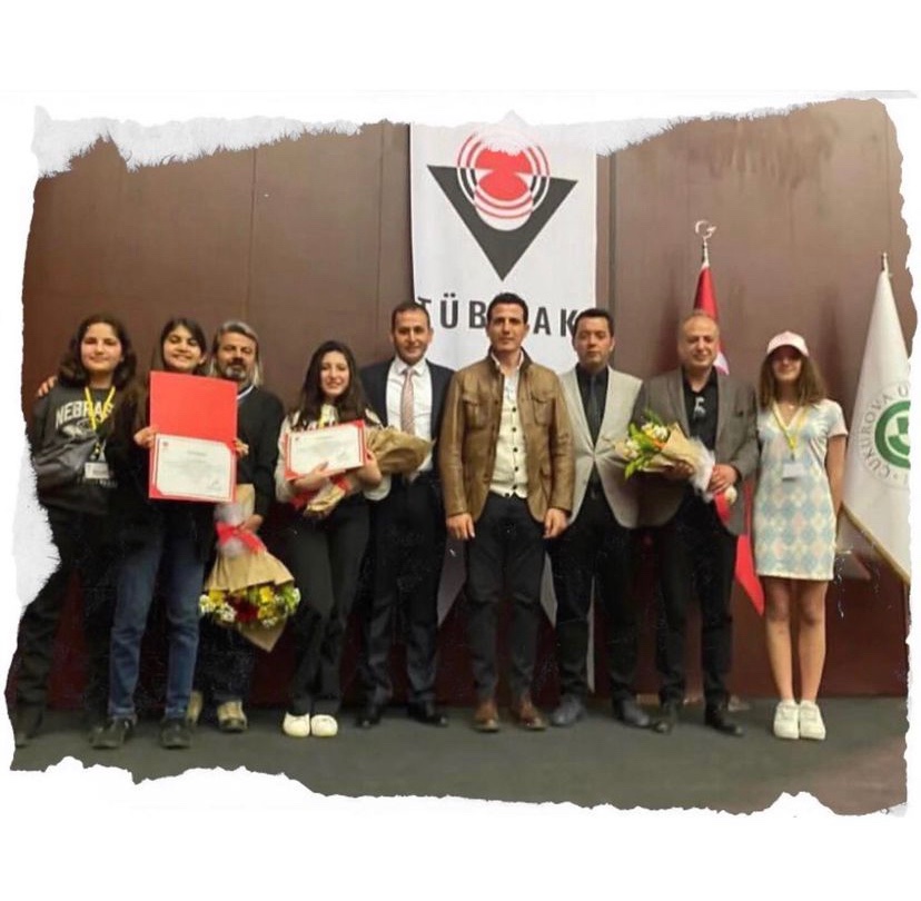 16. TÜBİTAK Ortaokul Öğrencileri Araştırma Projeleri Yarışmasında Türkçe alanında Türkiye birincisi olan Mustafa Kemal KALKAN danışmanlığında Hena Su DUMAN ve Duru BİLGİL tarafından hazırlanan " Okumaya Engel Yok konulu çalışmaları için tebrik eder  başarılarının devamını dileriz