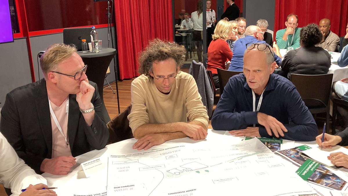 #SMC22 ‘Inclusief Werken – sociaal ontwikkelbedrijf op Zuid’ o.l.v. Otto Trienekens. Met o.a.:Marie Louise de Bot @gemeenterotterdam; Roland Blonk @tilburguniversity; Stijn van Leeuwen #ondernemershuisopzuid; Sander Smoes #handelscompagniesluisjesdijk