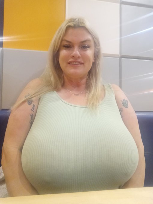 Early bird gets the worms...🐦 🍆 😂 #travelingmodel #KIMMIEKABOOM #kaboomchick https://t.co/w0STBPtuoJ<a href="/tag/travelingmodel"class="tags">#travelingmodel</a><a href="/tag/kimmiekaboom"class="tags">#KIMMIEKABOOM</a><a href="/tag/kaboomchick"class="tags">#kaboomchick</a>