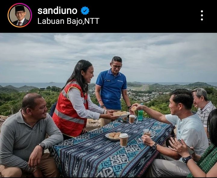 KawanBaikKomodo's tweet photo. Di Labuan Bajo Flores kita sedang menyaksikan para pejabat berceracau ttg konsep pariwisata berkelanjutan dan berhalusinasi sedang membangun destinasi kelas dunia sambil mengalihfungsi dan merusak hutan di puncak kota.

(Sebuah thread) https://t.co/mI7qbkGLNW