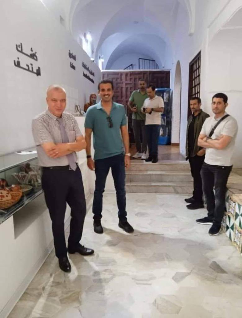 بعيدا عن الرسميات ..
أمير #قطر الشيخ #تميم_بن_حمد اغتنم فرصة مشاركته ب #القمة_العربية_الـ31 التي عقدت با#الجزائر ليقوم بجولة في حي #القصبة وقصر الرياس ..
الشيخ #تميم بين أهله وإخوانه من أبناء الشعب الجزائري في لقطات تظهر البساطة والتواضع ..
#الجزاىر🇩🇿❤