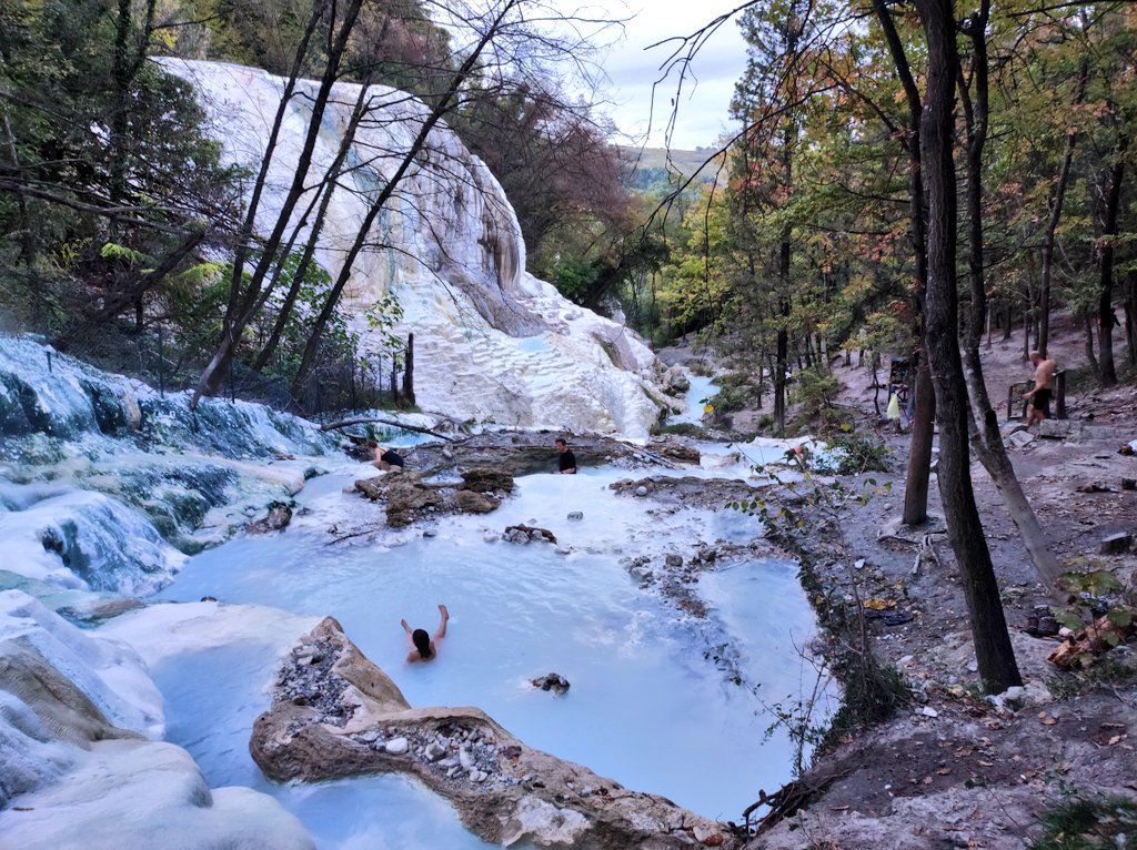 habosvilla's tweet photo. Messengeren érkezett a tipp, hogy ha már Toszkánában járunk, és nem viszolygunk a nomád fürdőzéstől, akkor látogassunk el Bagni San Filippo-ba. Ezt tényleg kár lett volna kihagyni! #olaszorszag https://t.co/xPyArdhoJ3