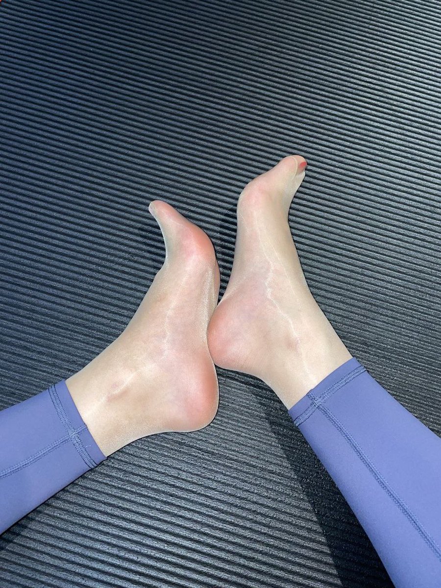 fh9527334's tweet photo. 晚上没到18点天就黑了，你还不到18就黑了
#丝袜 #反差女 #脚控 #足控 #同城 https://t.co/h8vVKVvyUT