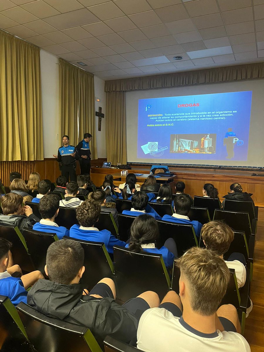 ciamariava's tweet photo. Entre las actividades del plan de acción tutorial de 4°ESO se encuentra la charla de la @PoliciaVLL sobre los riesgos del alcohol y las drogas entre los jóvenes.
¡Gracias, agentes👮, por la interesante sesión!
#sellociamariava #secundaria #jóvenes #acciontutorial https://t.co/ALjQdz1llJ