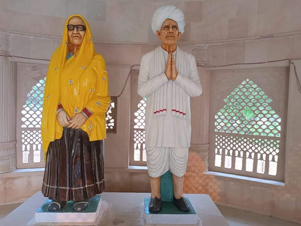 पिता मूर्ति: प्रजापते:

मेरे पिता स्वर्गीय मनोहरी पटेल जी की आज 11वीं पुण्यतिथि पर उन्हें सश्रद्ध कोटि-कोटि नमन करता हूँ। उनके द्वारा प्रदर्शित मार्ग और संस्कारों का अनुसरण कर मैं जनतारूपी भगवान् जनार्दन की सेवा में सतत रत हूँ। पिताजी मेरी स्मृति में प्रतिक्षण विराजमान हैं। 🙏