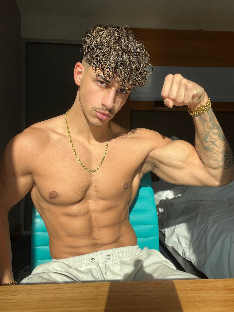alphasepanta's tweet photo. Goodmorning boys, London was fucking amazing 😈 heading home now. Back to draining wallets 🤑 https://t.co/MM3cwzqqvU