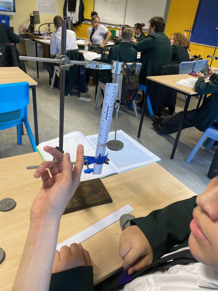 CMA_science's tweet photo. Year 1️⃣1️⃣ have been collecting data from their #HookesLaw experiment. 

@CedarMountHigh @CMA_STEM #Science #STEM https://t.co/DJpnB0ckHQ
