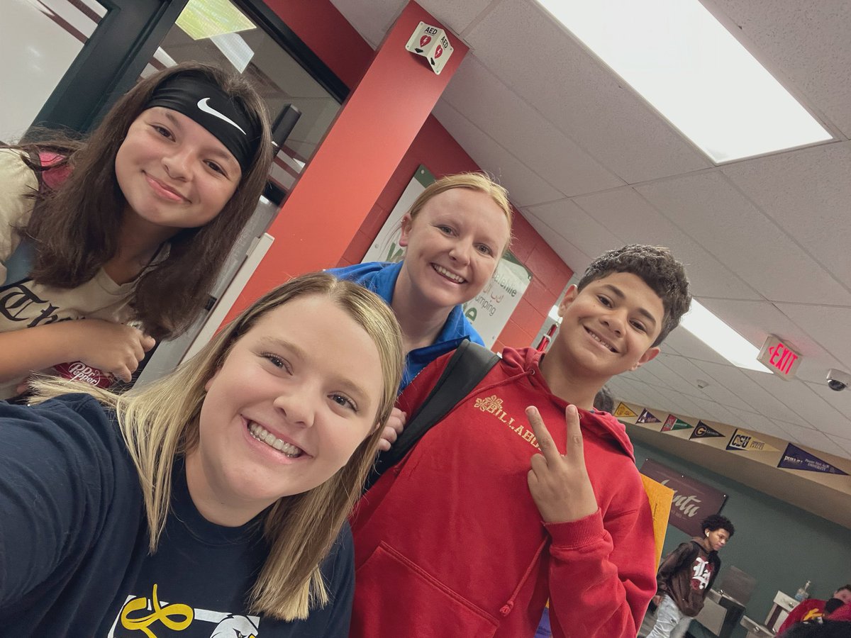 MrsWittman19's tweet photo. Seeing former students thriving makes my heart happy ❤️ #EaglesRise https://t.co/CjtxogCg65