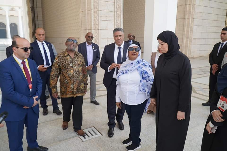 🔴 رئيس جمهورية جزر القمر"عُثماني غزالي" يزور جامع الجزائر
🔴 رافقه خلال الزيارة كل من وزيرة الثقافة وزير السكن وزير السياحة
#قمة_الجزائر #قمةلم_الشمل🇩🇿❤✌