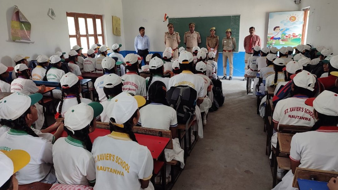 maharajganjpol's tweet photo. #MaharajganjPolice
थाना सोनौली एंटी रोमियो टीम द्वारा स्कूल/कॉलेज/कोचिंग संस्थानों मे कार्यक्रम आयोजित कर @UPGovt द्वारा संचालित मिशन शक्ति अभियान के बारे में विस्तृत जानकारी देकर छात्राओं/बालिकाओं को किया गया जागरूक।
#UPPolice
#MissionShakti https://t.co/rfMtbUjhdn