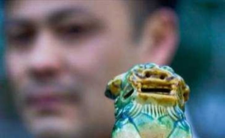 César Arakaki: "Un actor no puede vivir en una burbuja". Una entrevista sobre su unipersonal "Tintorero", escrito y dirigido por <a href="/ivanmoschner/">ivan moschner</a>, sobre el compromiso del artista y el precio que paga por la integridad y la coherencia políticas. En bit.ly/3FJOKTS