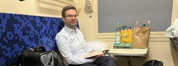 SoniaMarima's tweet image. Heute Morgen habe ich im Radio gehört:
#Buschmann fährt mit dem Zug nach #Kiev &amp;amp; dachte:
Er wird nicht so dumm sein &amp;amp; sich ohne Maske fotografieren lassen... Dann sah ich dieses Bild.

Macht Euch Screenshots, es wird aktuell aus vielen Meldungen entfernt.
#LasstUnsWiederLaecheln