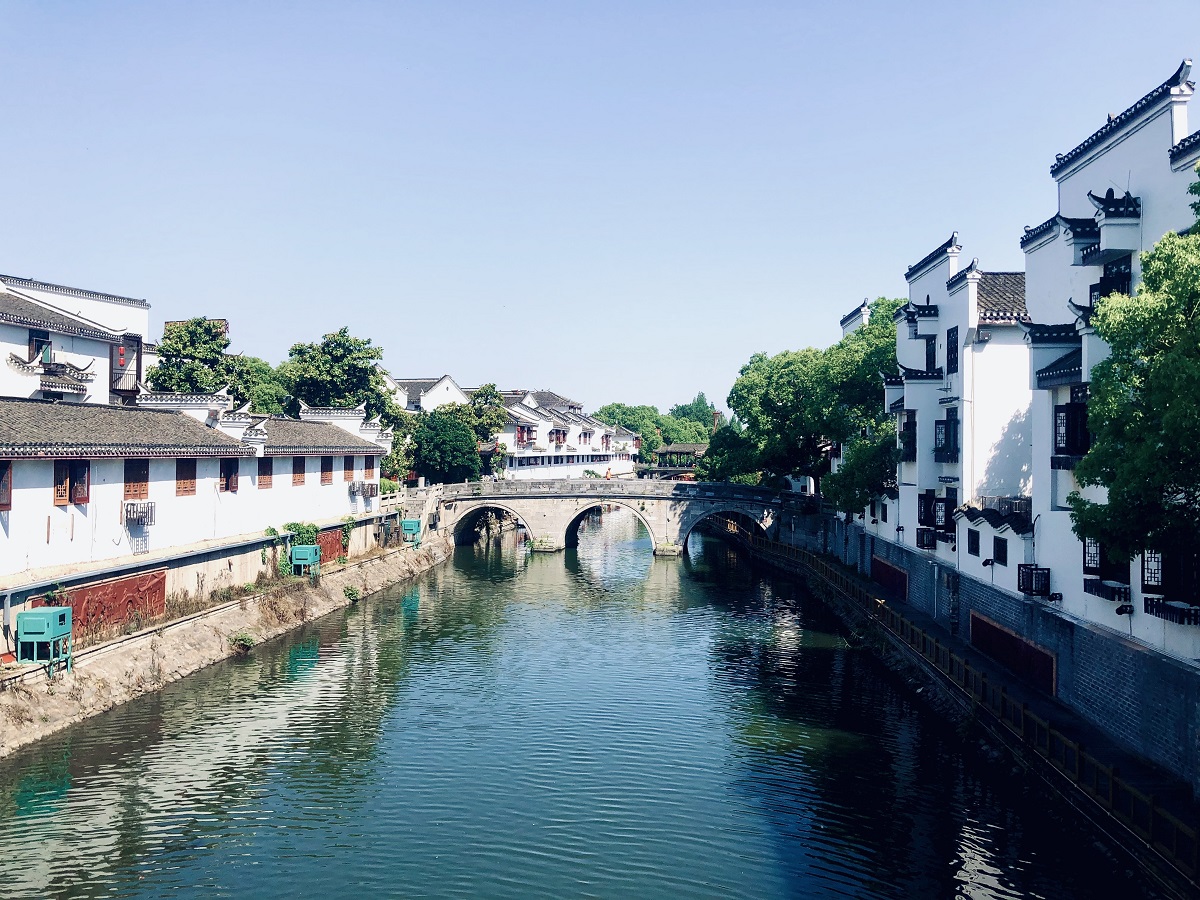 NewEraChina2022's tweet photo. The ancient town of #Sanhe #三河 (literally three rivers), in #Hefei, #Anhui province #安徽, has a history of more than 2,500 years. Visitors can enjoy the beautiful scenery of arch bridges, rippling streams and ancient buildings, and also taste delicious local specialties. https://t.co/eU2RF5Irjw