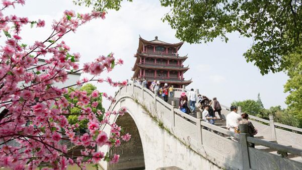 NewEraChina2022's tweet photo. The ancient town of #Sanhe #三河 (literally three rivers), in #Hefei, #Anhui province #安徽, has a history of more than 2,500 years. Visitors can enjoy the beautiful scenery of arch bridges, rippling streams and ancient buildings, and also taste delicious local specialties. https://t.co/eU2RF5Irjw