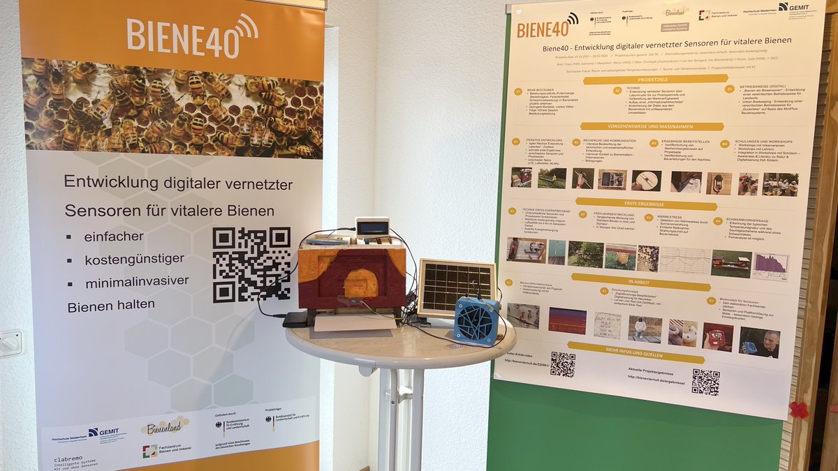 bieneviernull's tweet photo. Die @HSNiederrhein auf der 33. Mayener Vortragsreihe Wissenschaft und Praxis dem Fachzentrums für #Bienen und #Imkerei am 05.11.2022. Im Bild ein Dry Run des Infostandes. Mehr Infos: https://t.co/XzuDzQqSWl https://t.co/B7SA3XVyre