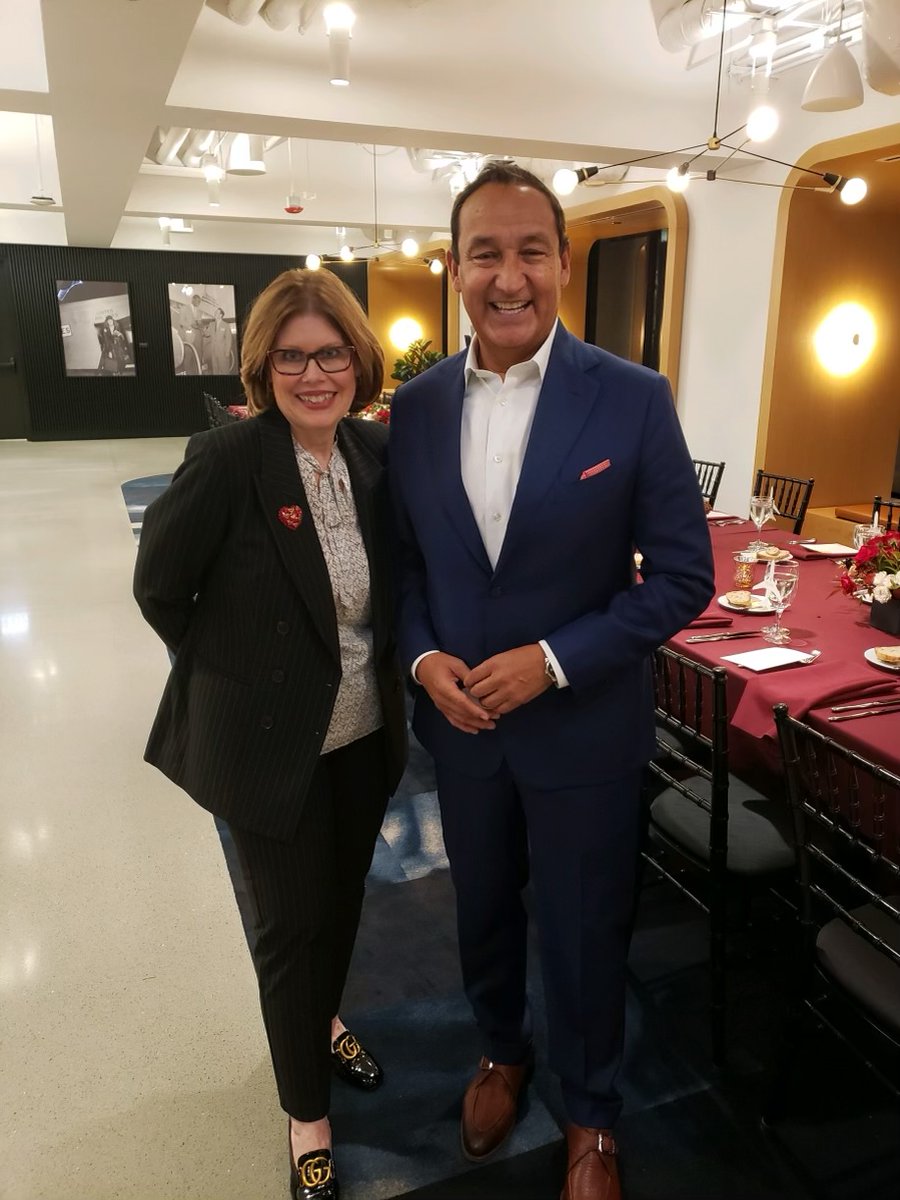 NancyatHeart's tweet photo. No better way to kick off #AHA22 than dinner with #AHACEORoundtable member Oscar Munoz, @United Airlines’ former CEO and executive chairman. Grateful for his support of @American_Heart’s #socialimpactfund in Chicago—investing in community solutions to improve health care access. https://t.co/Dg03exS9Gg